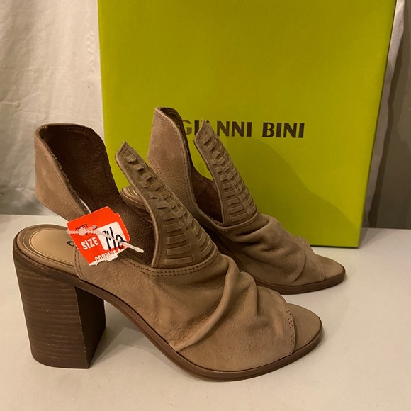 Gianni Bini tan suede ankle boots 7.5 & 10 - Picture 1 of 8